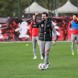 亚博-教学赛战罢不到24小时火速开练 莱科初定海港框架