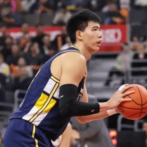 亚博-广东这内线人见人虐！攻守毫无效果，杜锋回应外援调整并未提大外